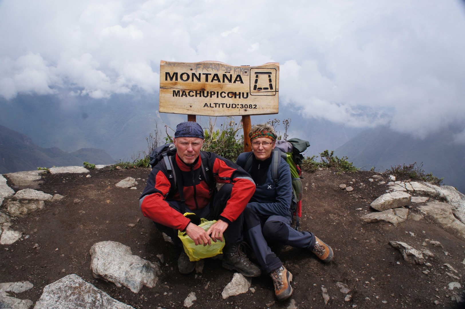 Ralf Mit Partnerin Auf Dem Gipfel Des  Montana Machu Picchu Large